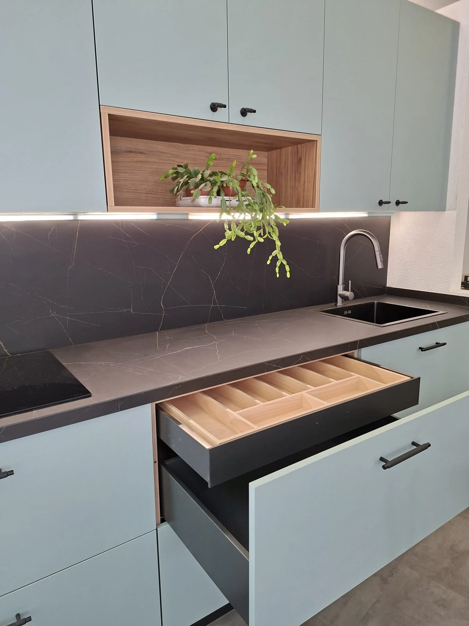 Cocina a medida modelo Agua Marina acabado supermate instalada en Madrid