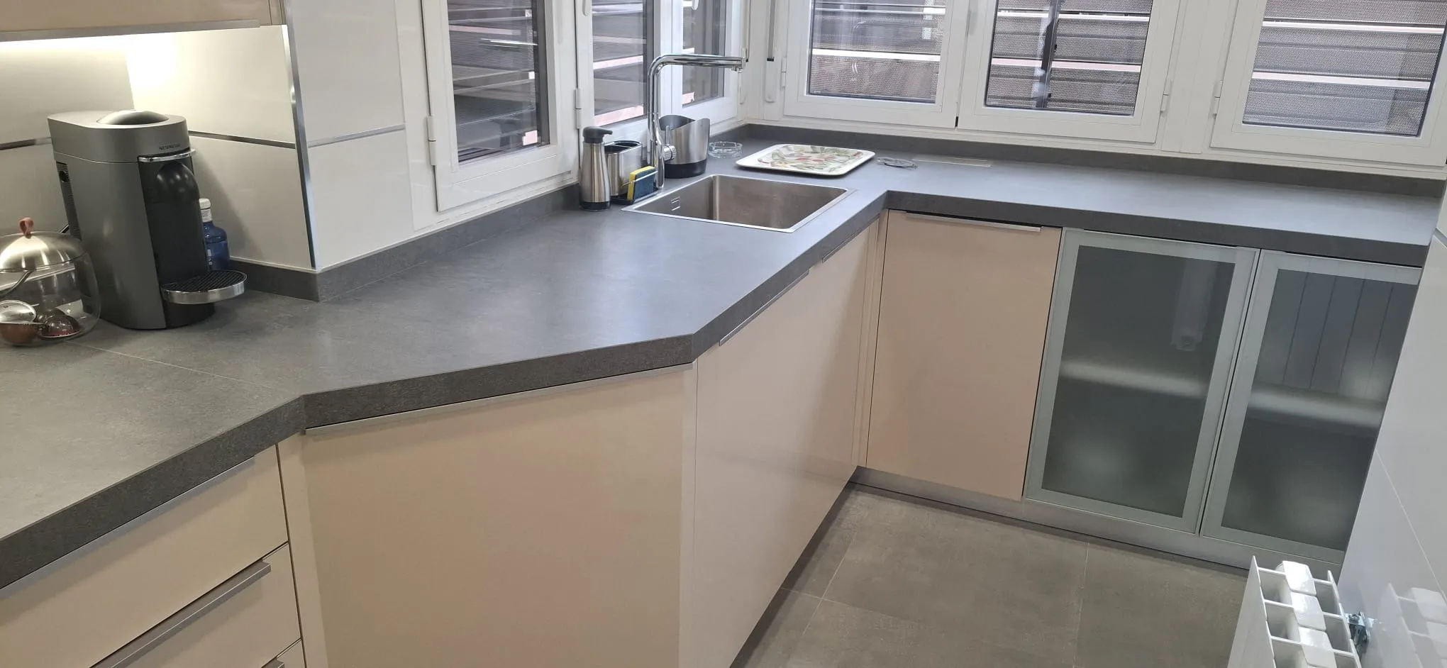 Cocina de diseño con amplitud y singularidad instalada en Madrid
