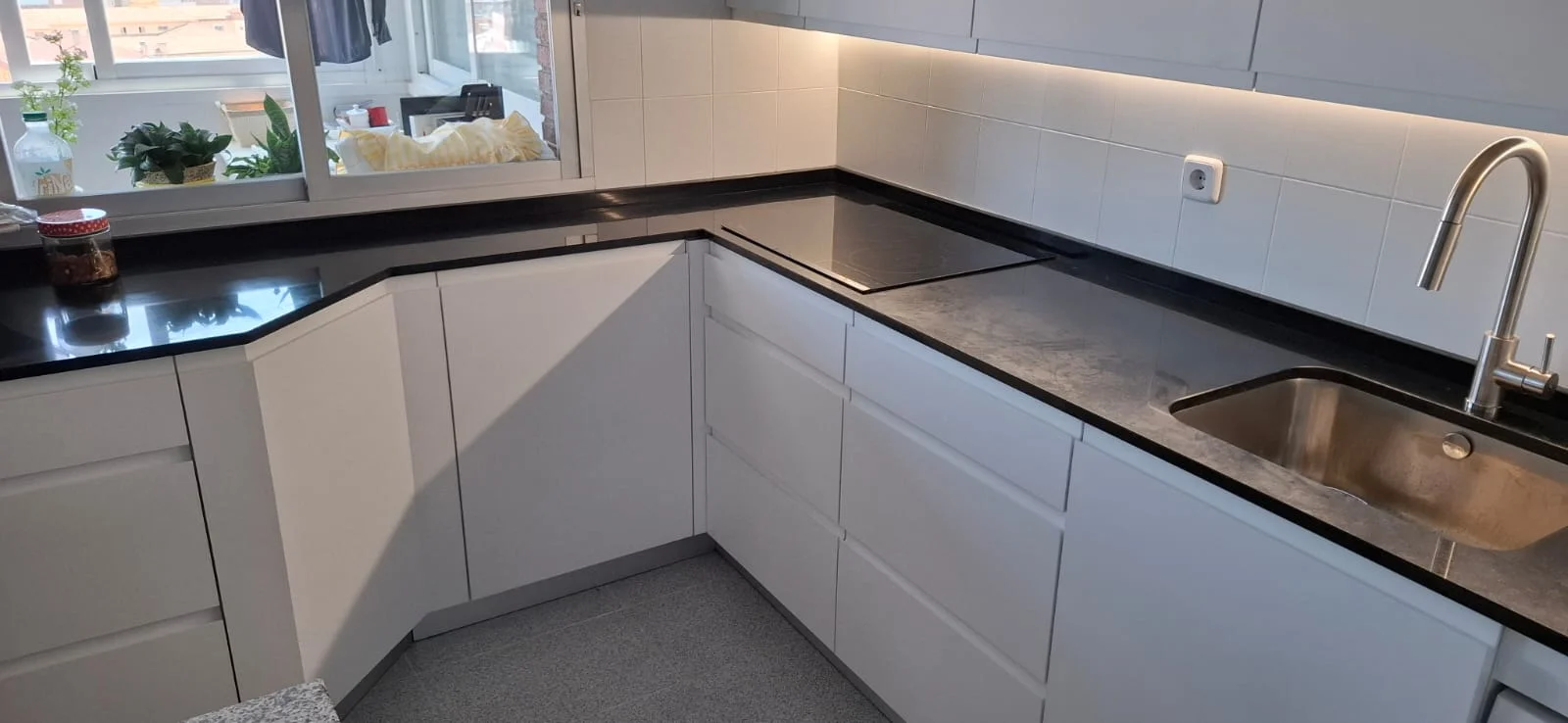 Cocina con espacios aprovechados instalada en Madrid