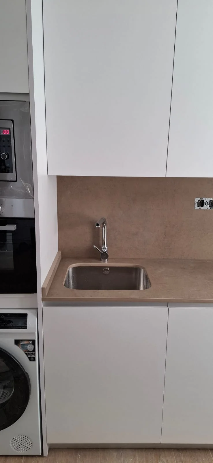 Cocina con frentes a medida instalada en Madrid