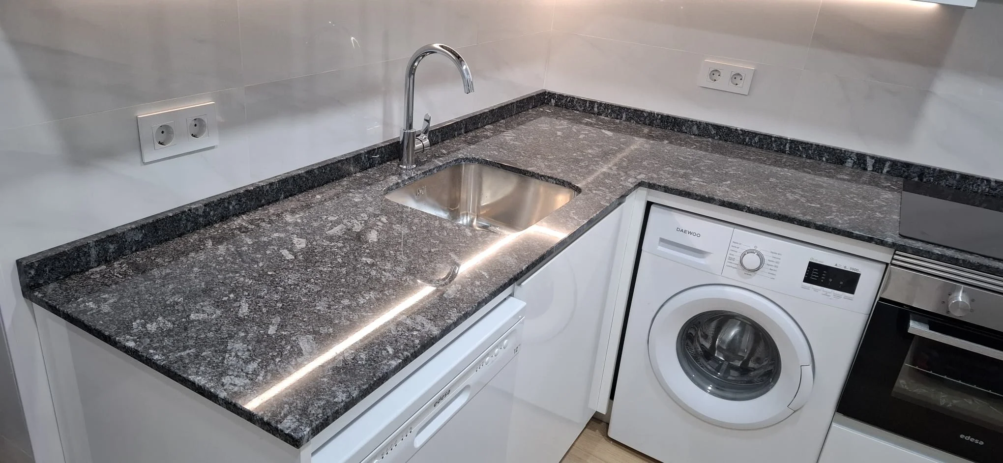 Cocina con encimera de granito nacional azul noche instalada en Madrid