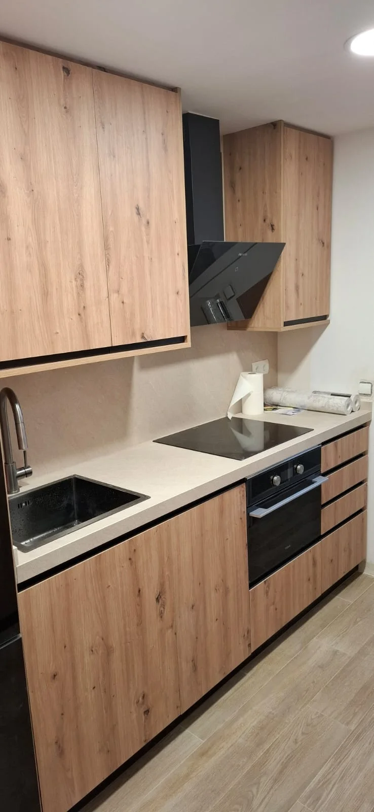 Cocina con máximo almacenamiento instalada en Madrid
