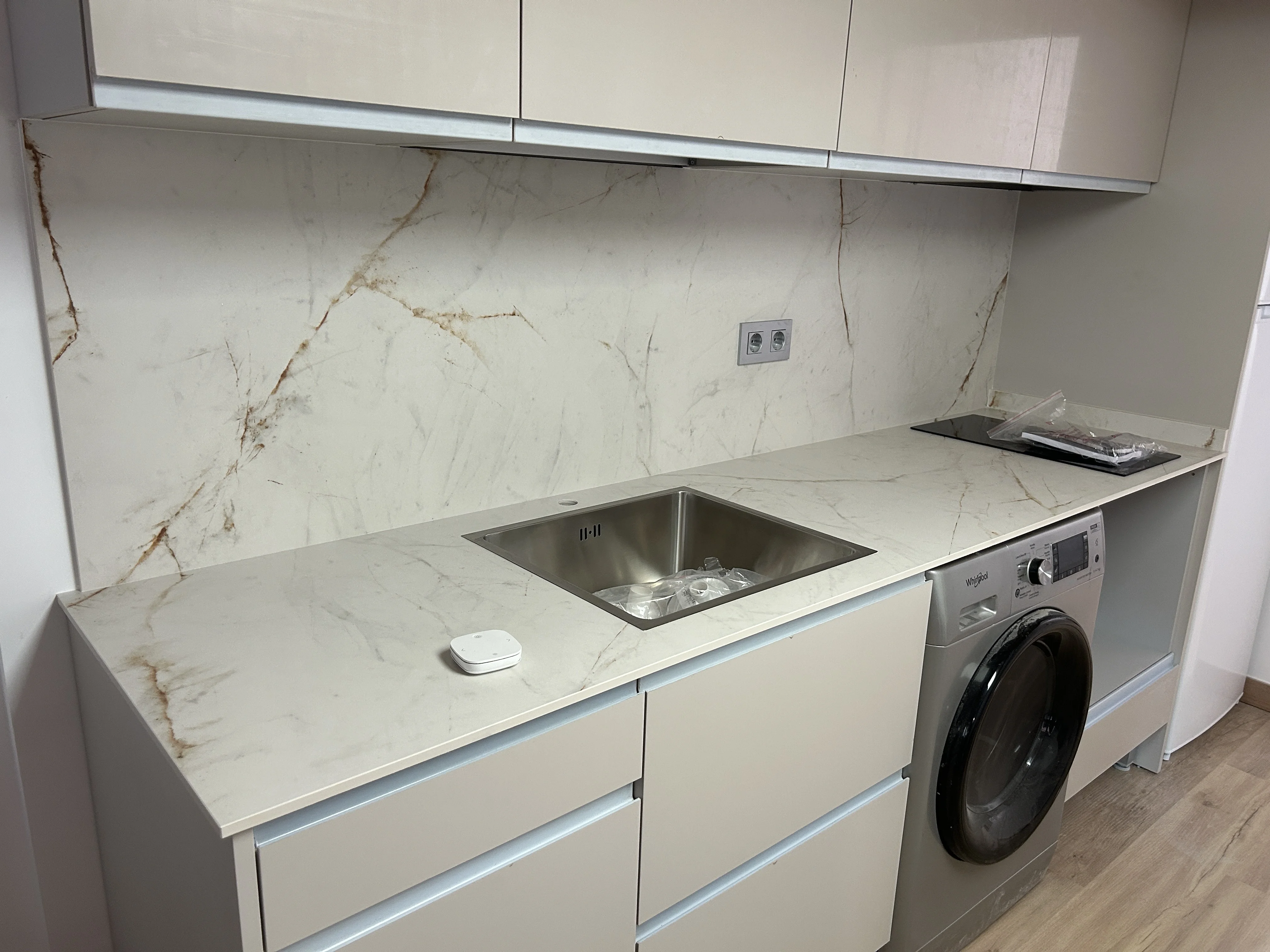 Cocina con variedad de superficies instalada en Madrid